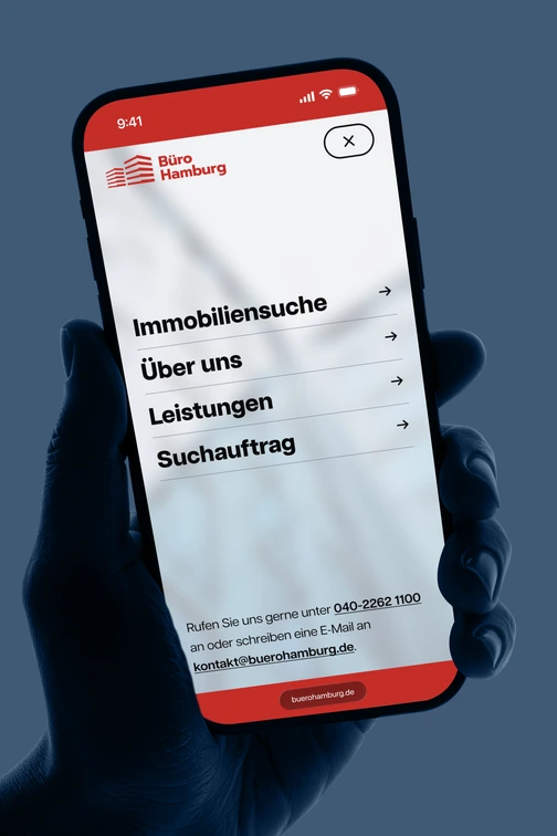 Smartphone-Mockup: geöffnetes Hauptmenü mit Immobiliensuche und Kontakt