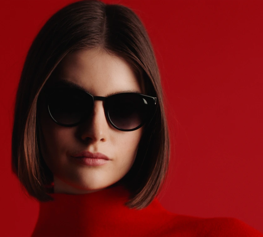 Editorial-Portrait in Rot als Markenvisual neben der Produkt-UI