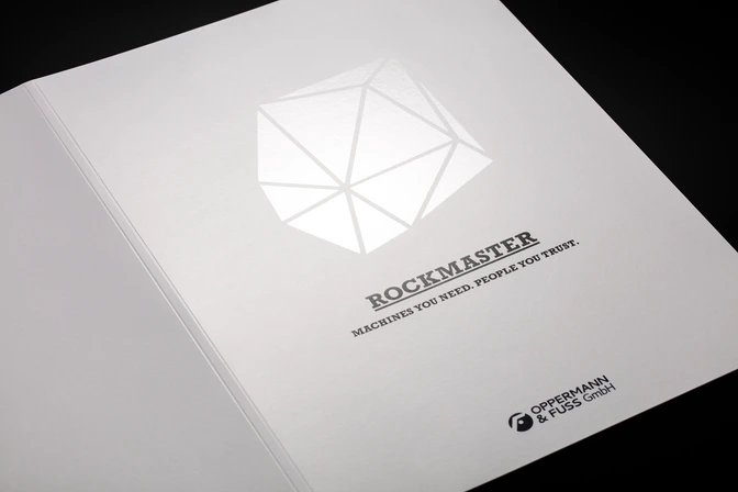 Print: ROCKMASTER-Broschüre mit Silberfolien-Logo auf strukturiertem Cover